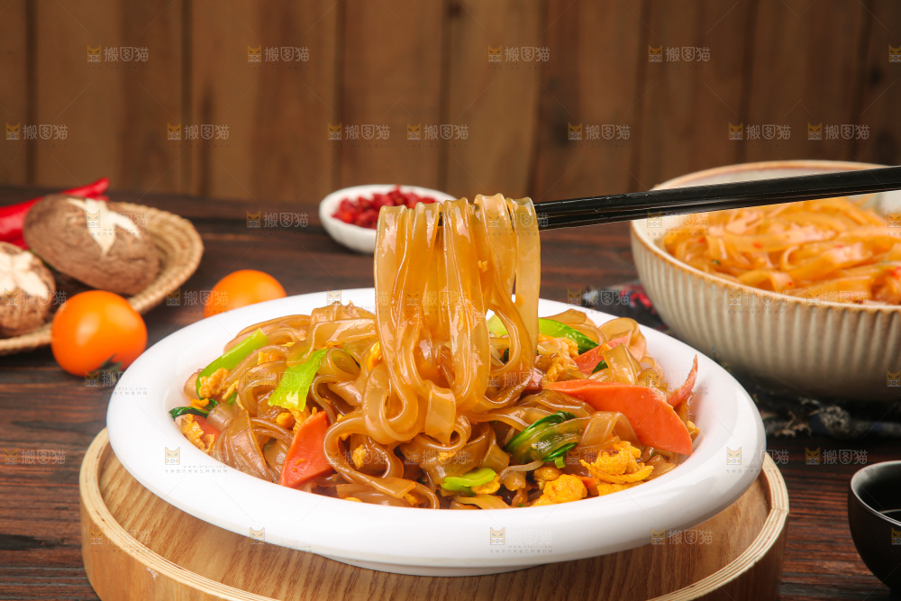 盘子里的炒宽粉