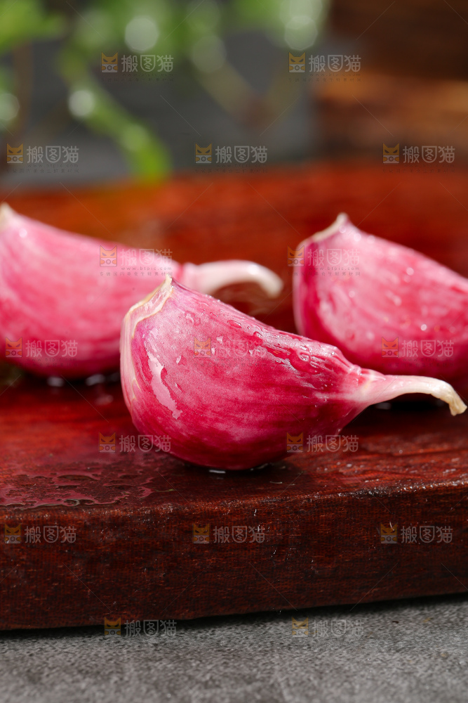 深底上的紫皮大蒜