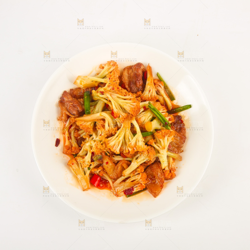 盘子里的花菜炒肉