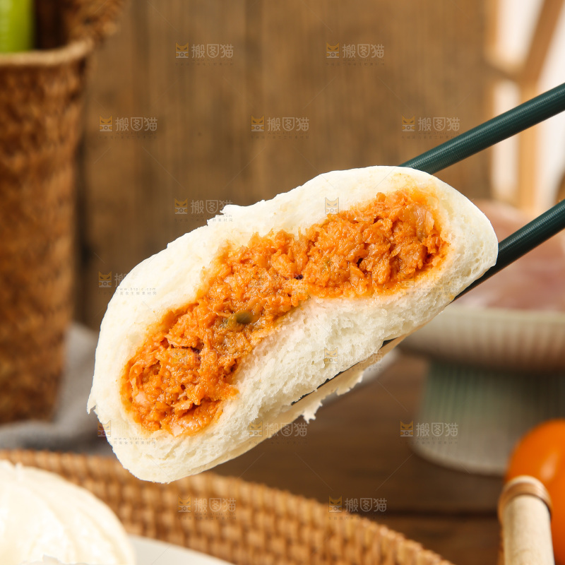 木底上的鲜肉包子