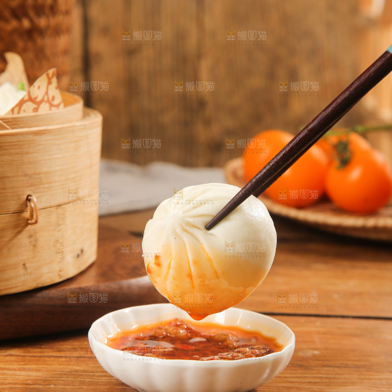 木底上的发面小笼包