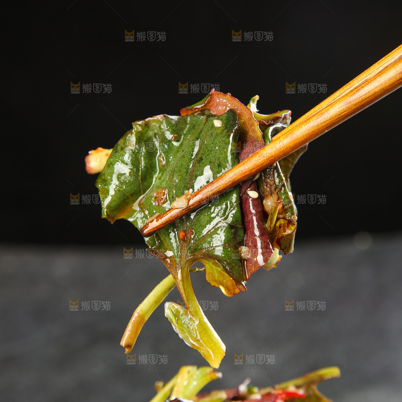 深底上的凉拌鱼腥草