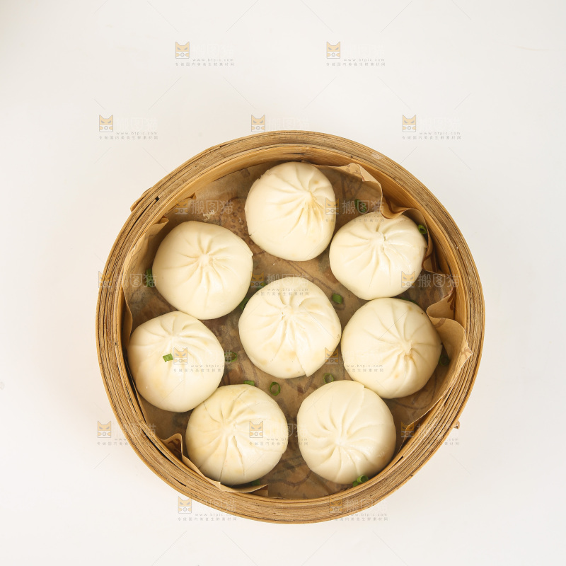 白底上的发面小笼包