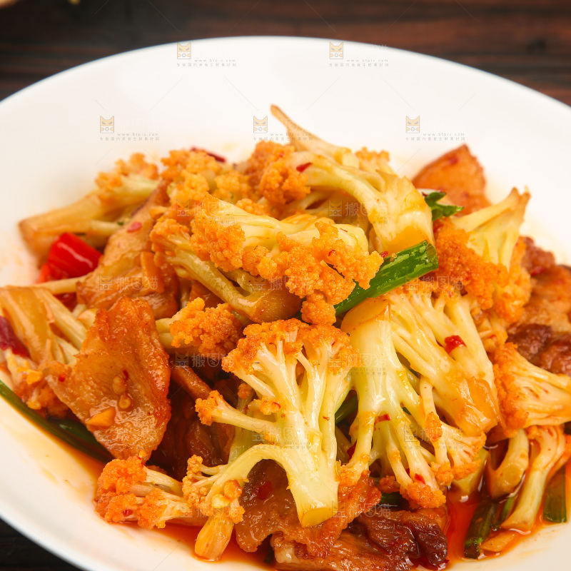 盘子里的花菜炒肉