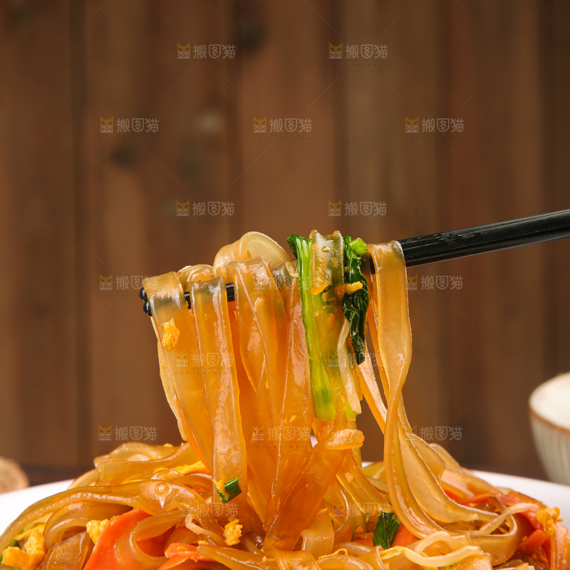 盘子里的炒宽粉
