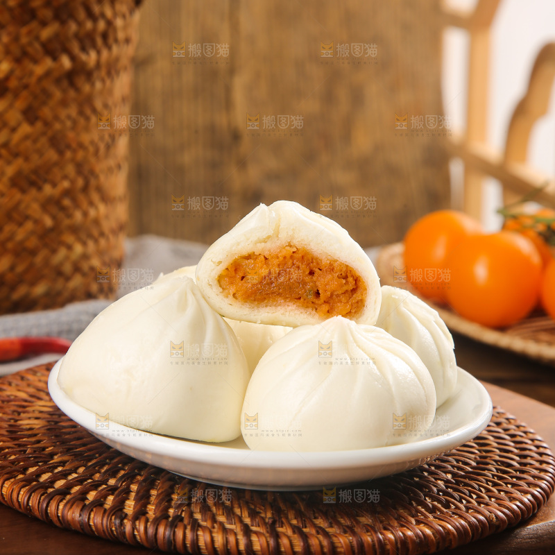 木底上的发面小笼包
