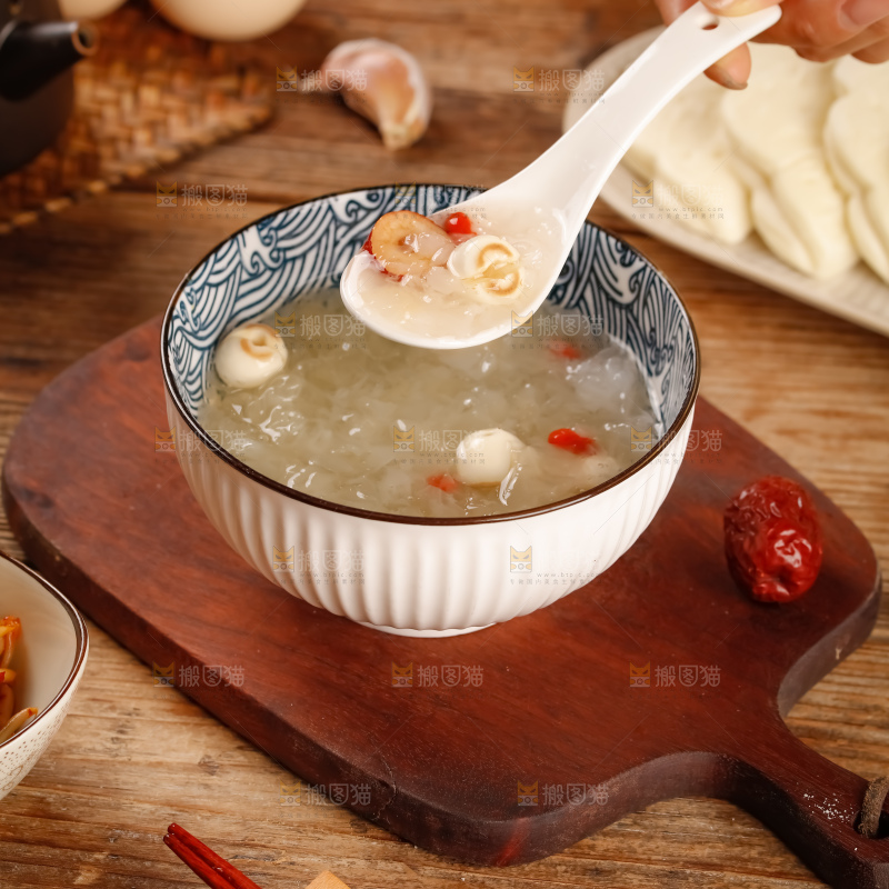 木底上的银耳汤