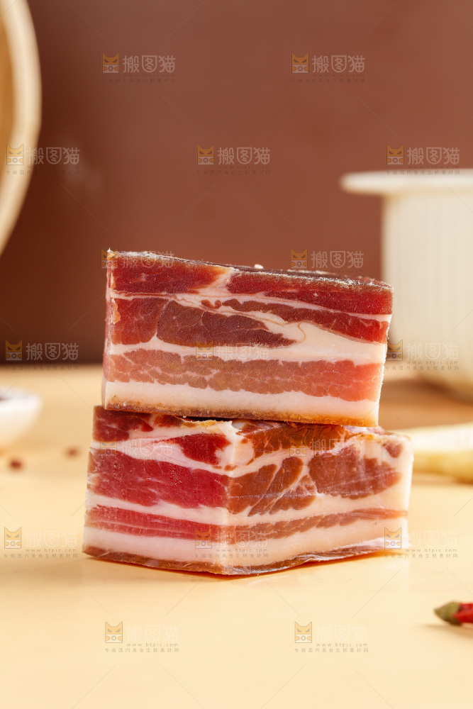 浅底上的五花咸肉