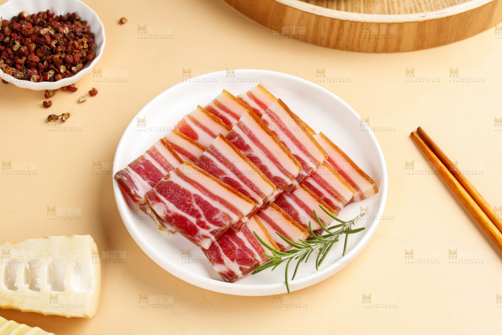 浅底上的五花咸肉