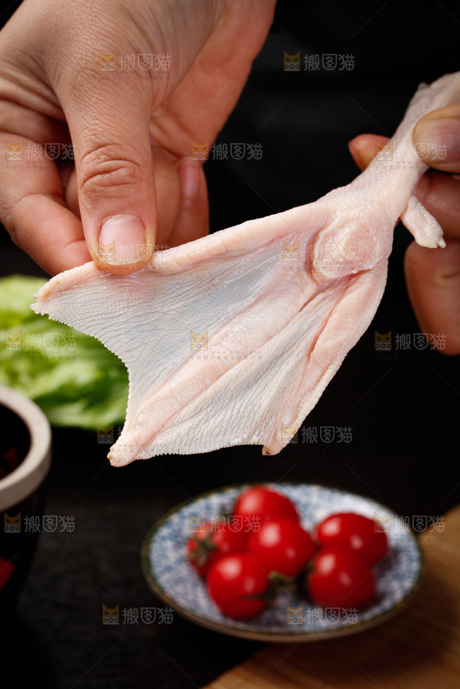 深底上的新鲜鸭掌