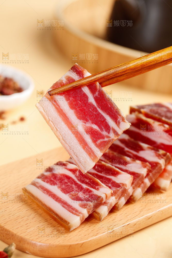 浅底上的五花咸肉