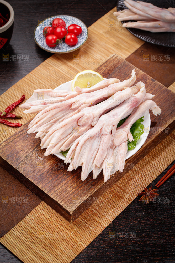 深底上的新鲜鸭掌