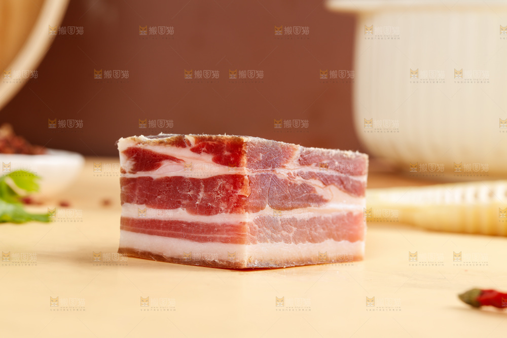 浅底上的五花咸肉