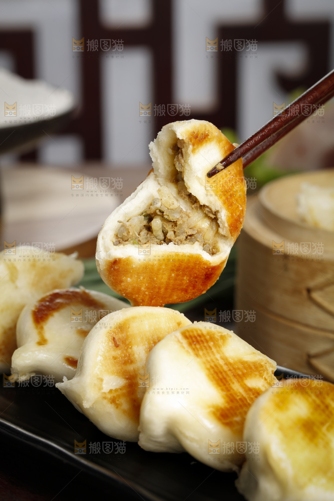 深底上摆放着水煎包