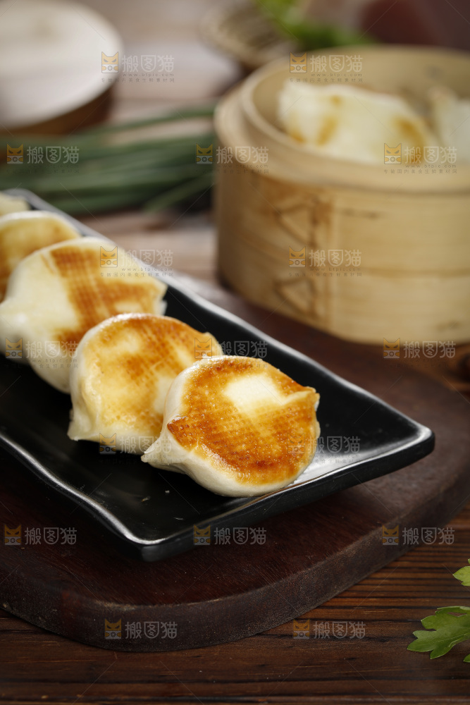 深底上摆放着水煎包
