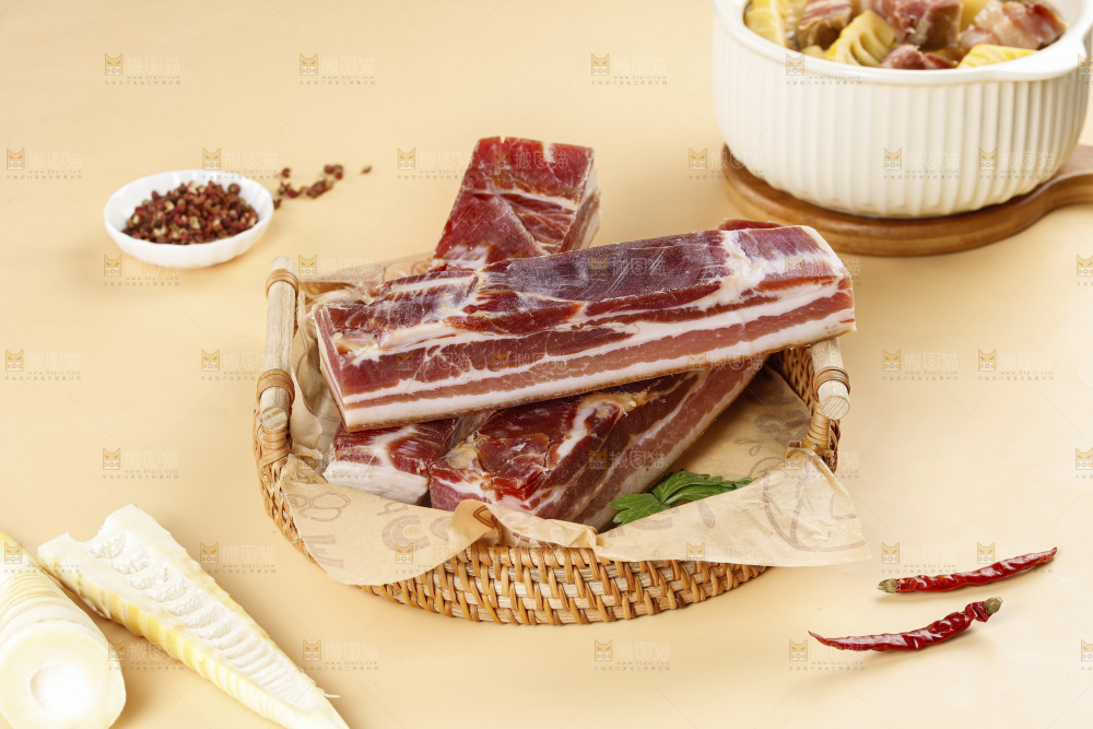 浅底上的五花咸肉