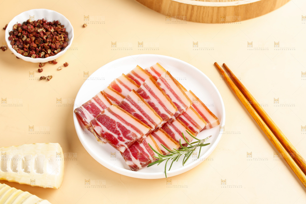 浅底上的五花咸肉