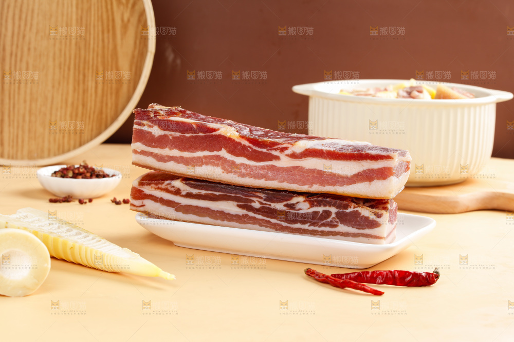 浅底上的五花咸肉