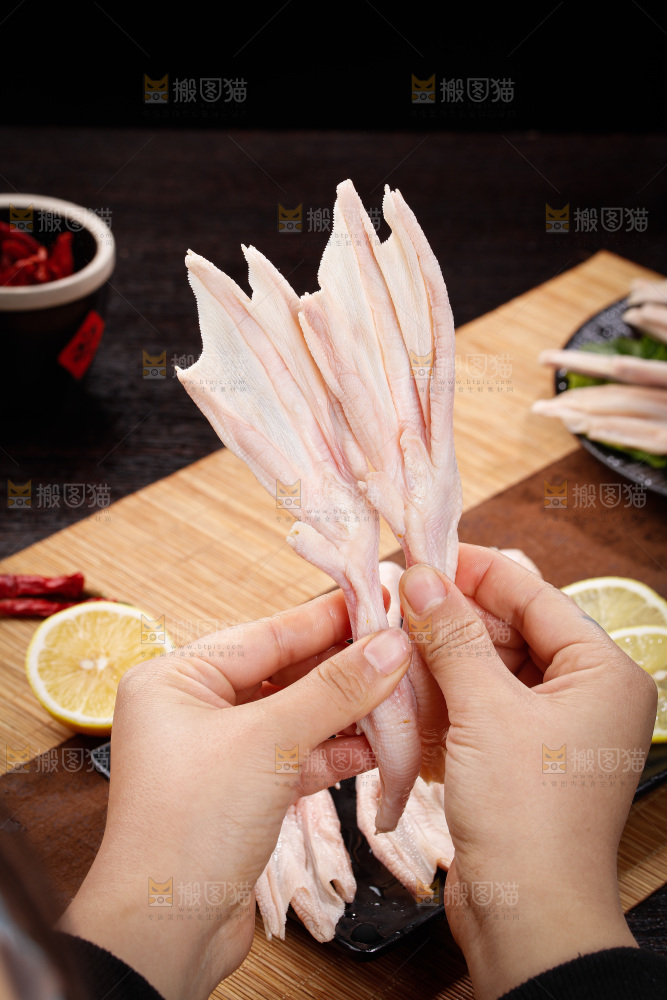 深底上的新鲜鸭掌