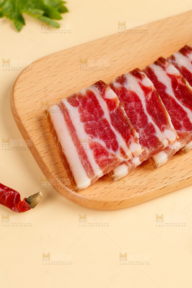 浅底上的五花咸肉