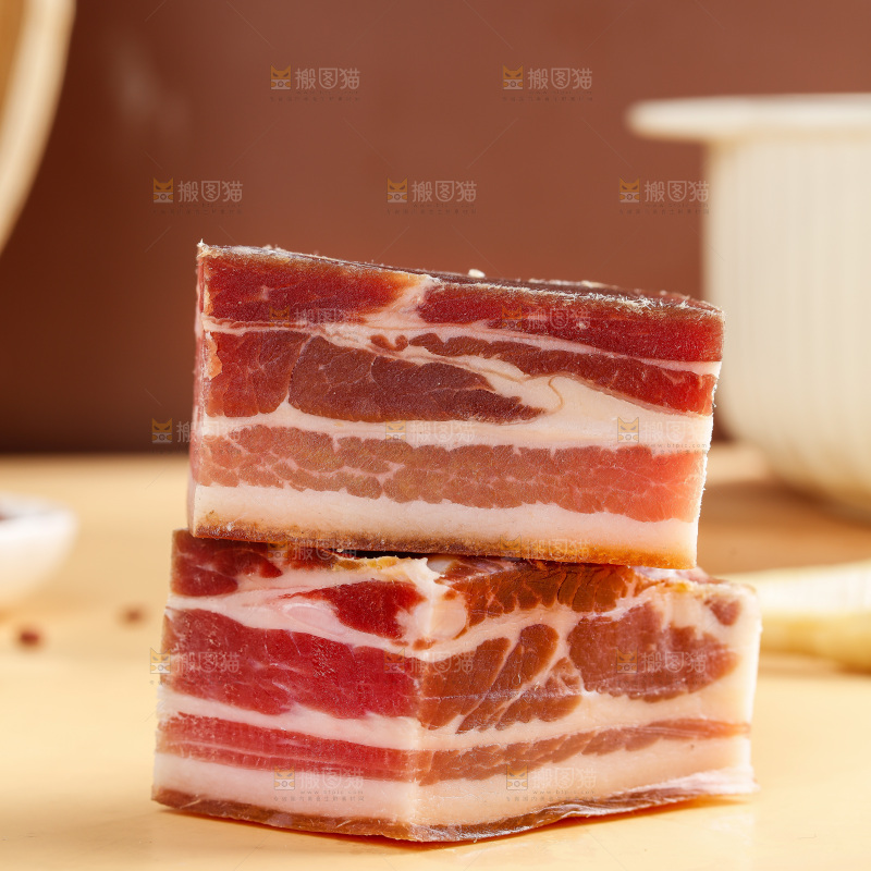 浅底上的五花咸肉