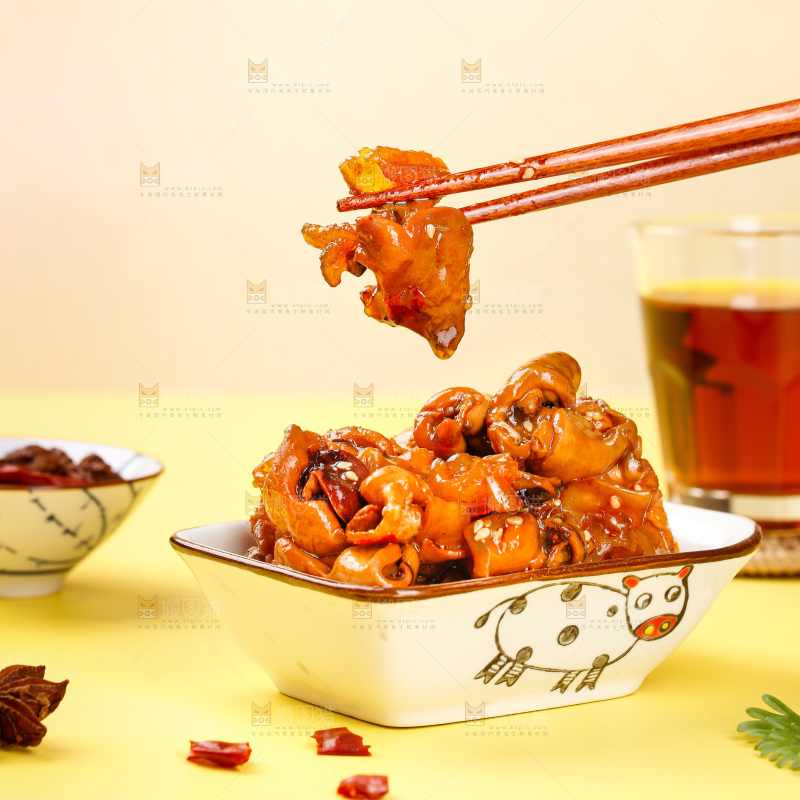 浅底上的鱿鱼脆