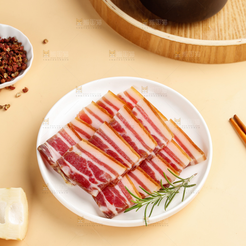 浅底上的五花咸肉