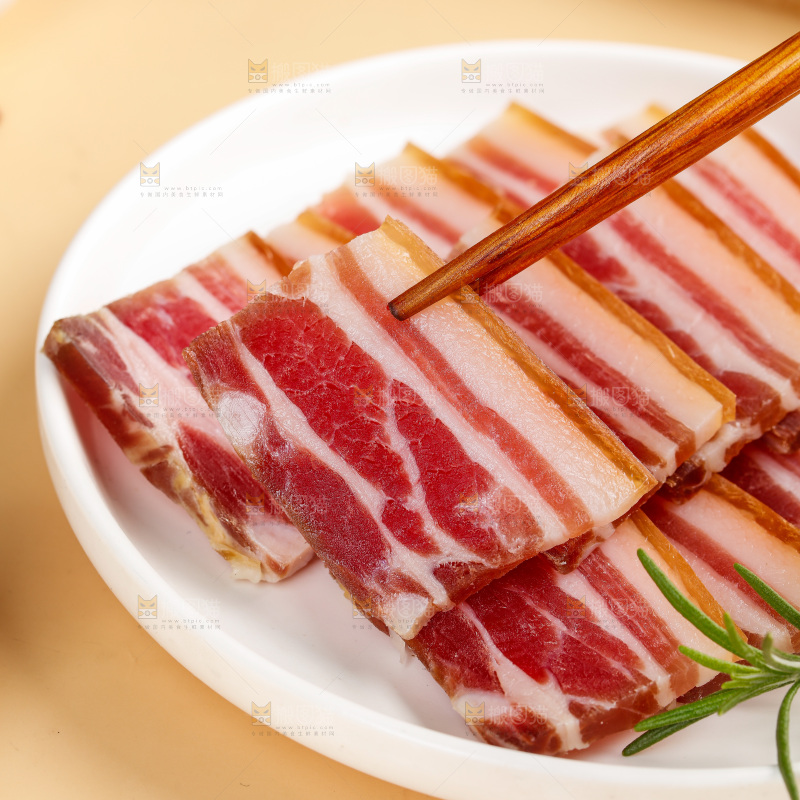 浅底上的五花咸肉