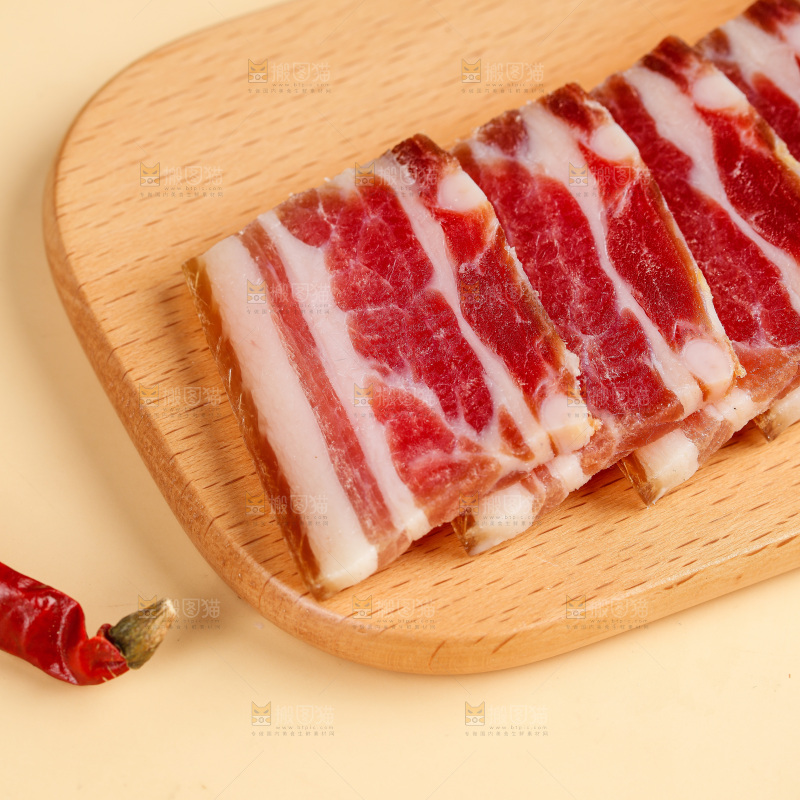 浅底上的五花咸肉