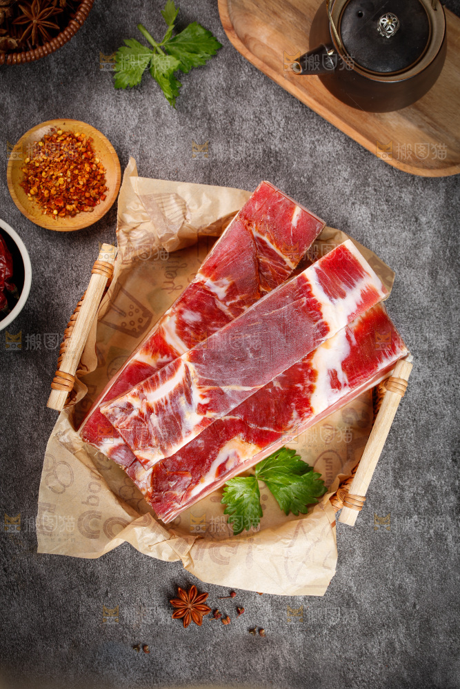 深底上的五花咸肉