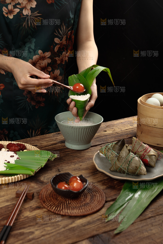 深底上的咸蛋黄棕