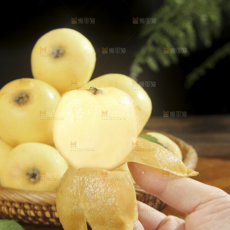 深底上的白玉枇杷