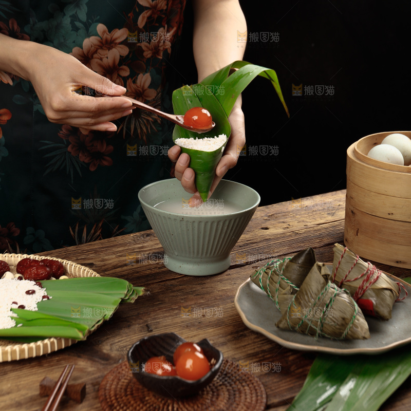 深底上的咸蛋黄棕