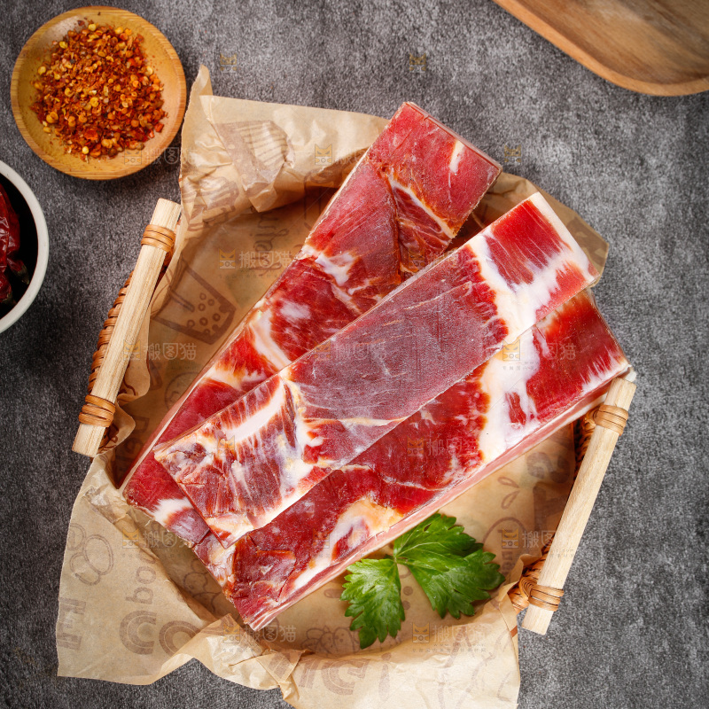 深底上的五花咸肉