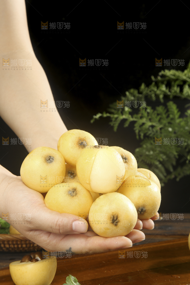 深底上的白玉枇杷