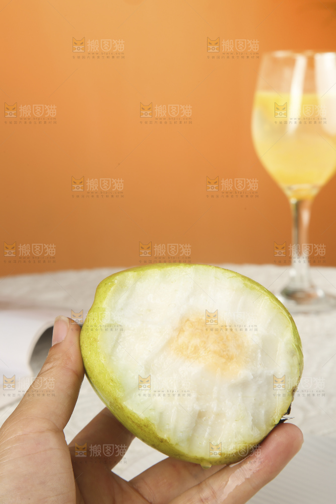 浅底上的奶油芭乐