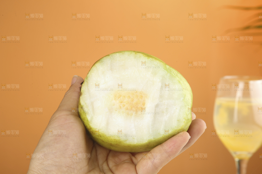 浅底上的奶油芭乐