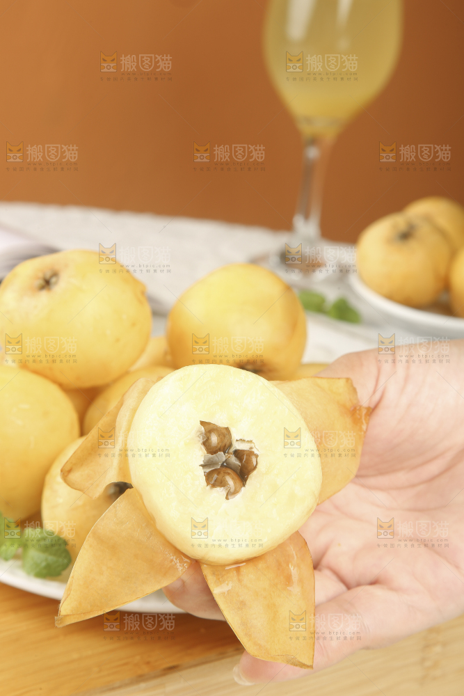 浅底上的白玉枇杷