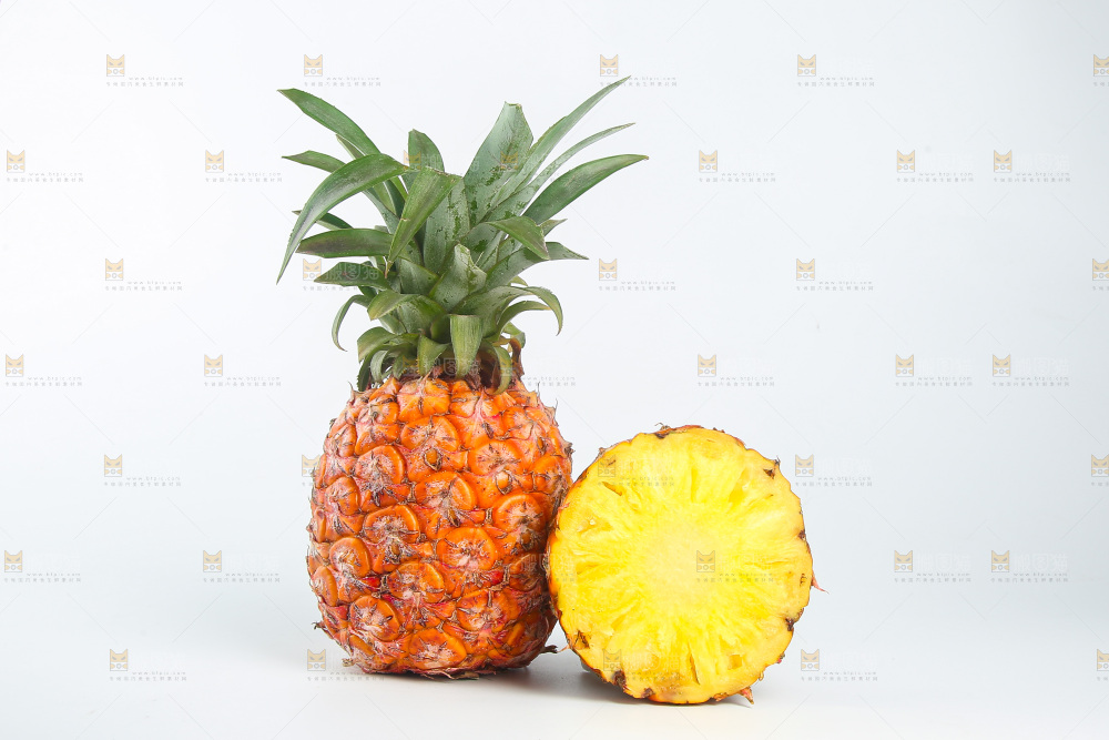 白底上的金钻凤梨