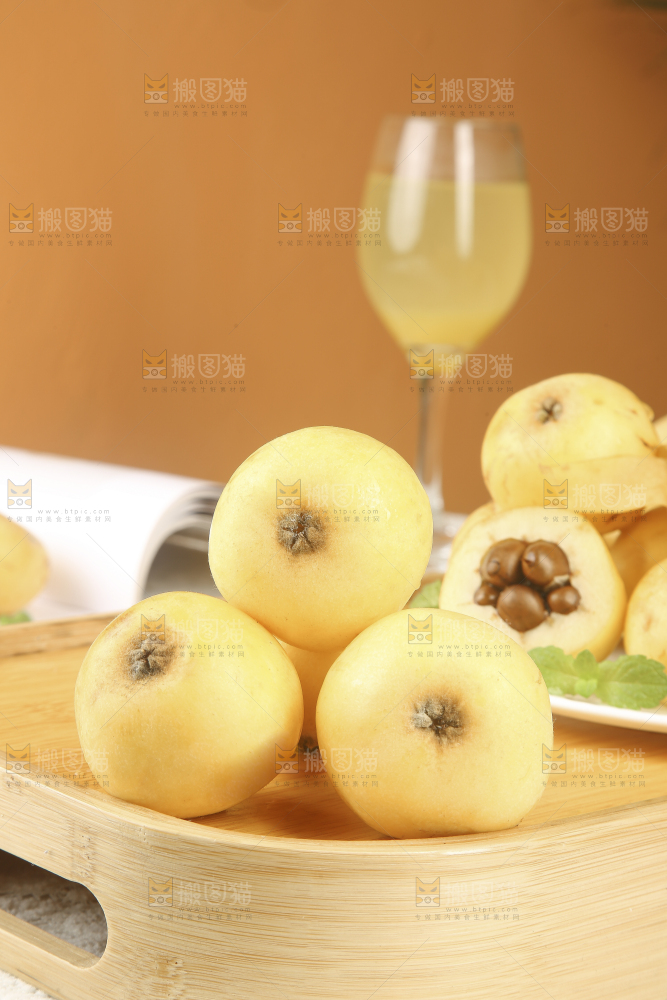 浅底上的白玉枇杷