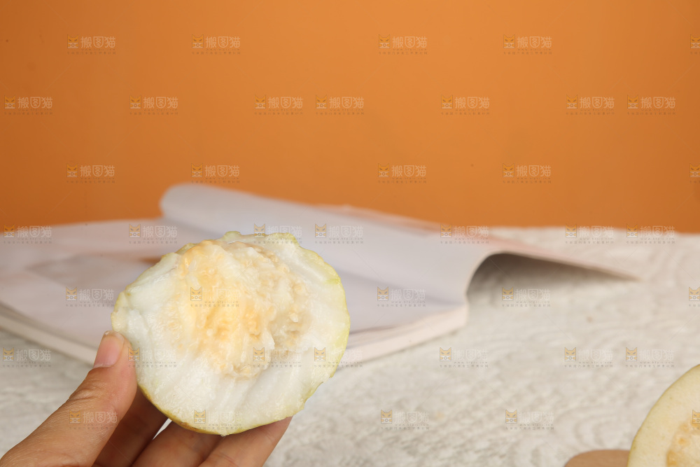 浅底上的奶油芭乐