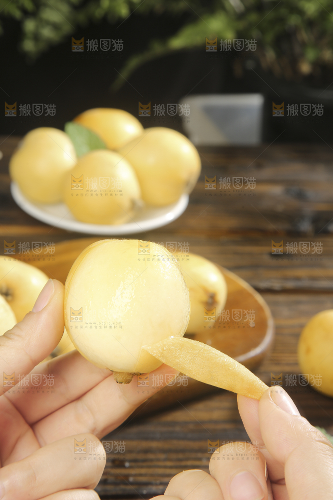 深底上的白玉枇杷