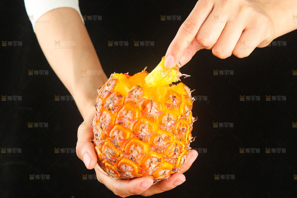 深底上的金钻凤梨