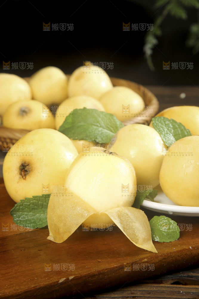 深底上的白玉枇杷