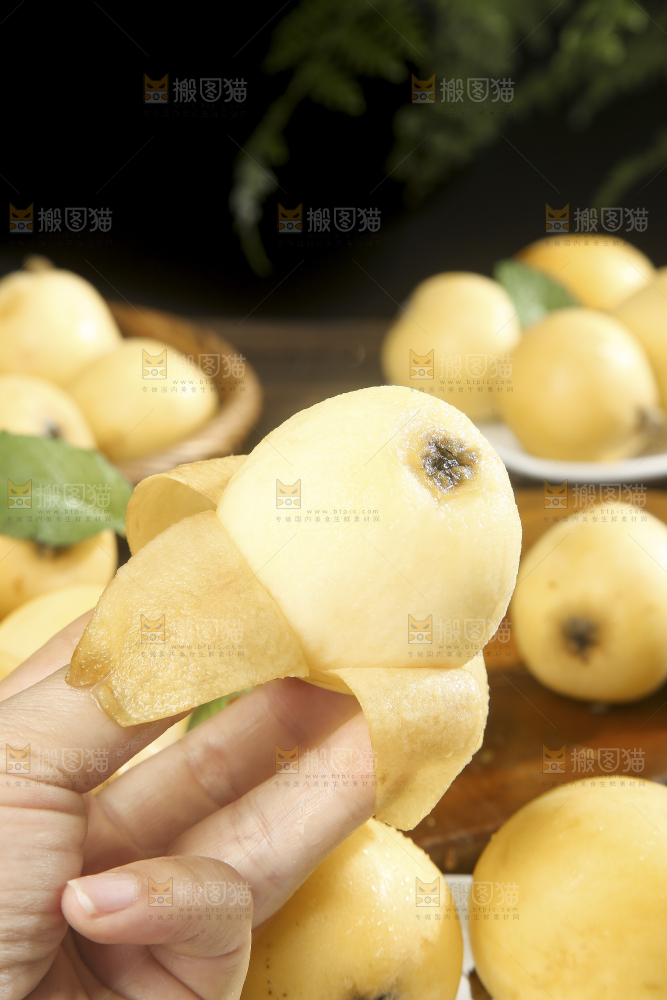深底上的白玉枇杷