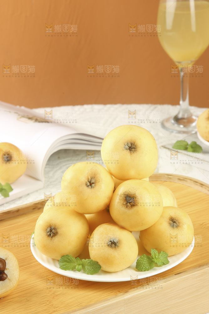 浅底上的白玉枇杷