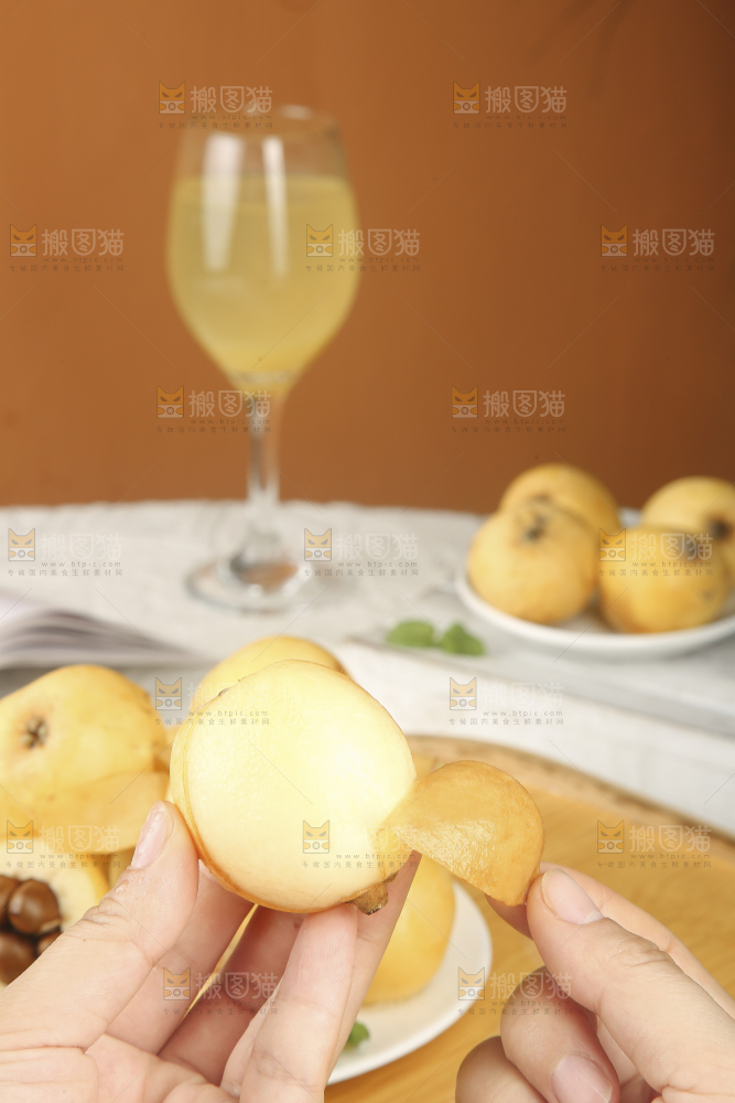 浅底上的白玉枇杷