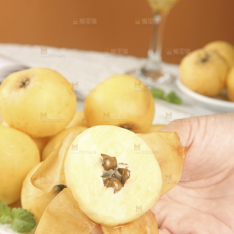 浅底上的白玉枇杷