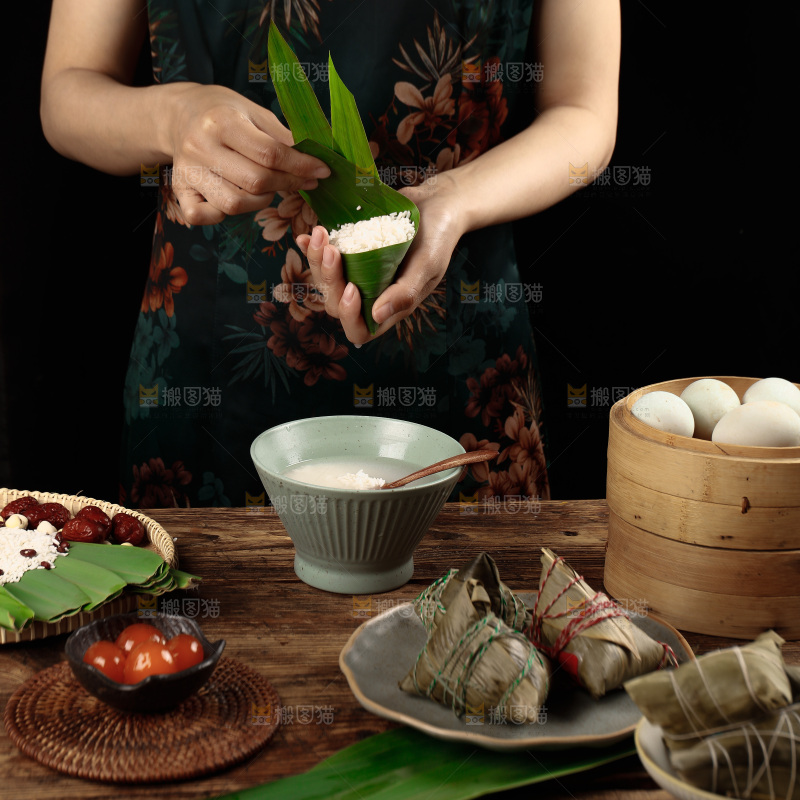 深底上的咸蛋黄棕