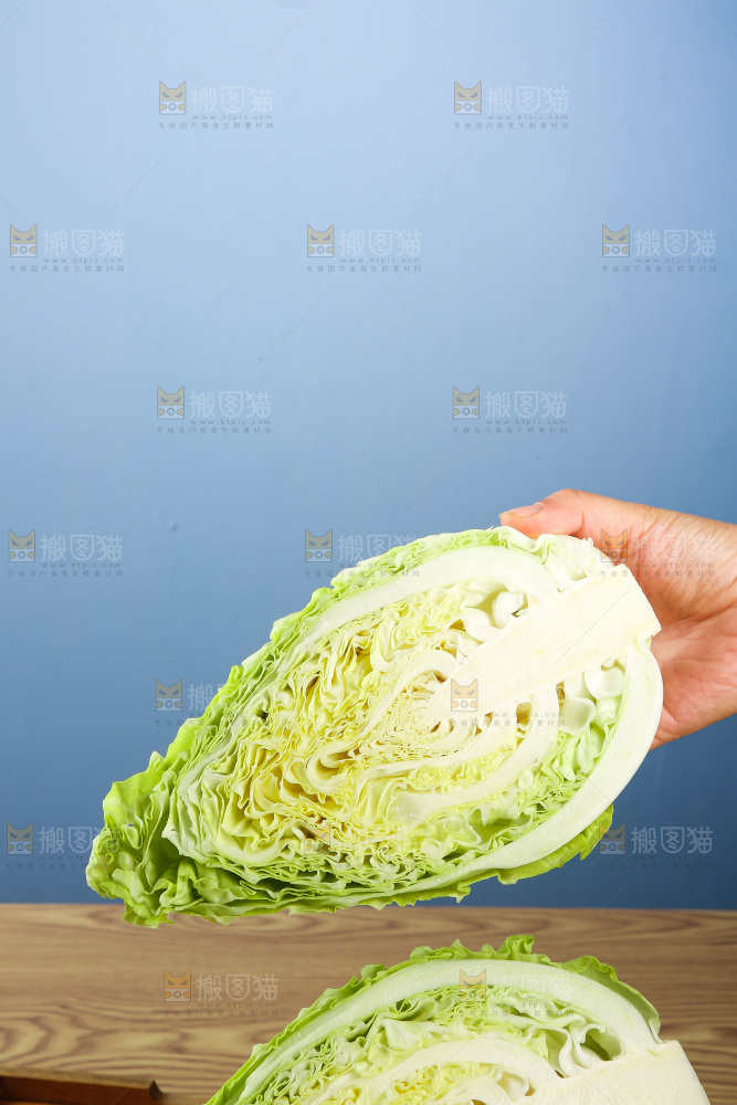 木底上的卷心菜